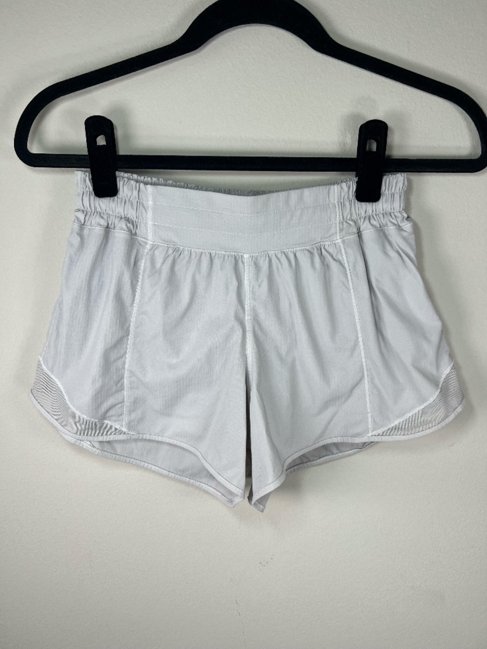 Lululemon Hotty Hot High Rise Lined Shorts Light Gray Pockets Running Gym Size 6